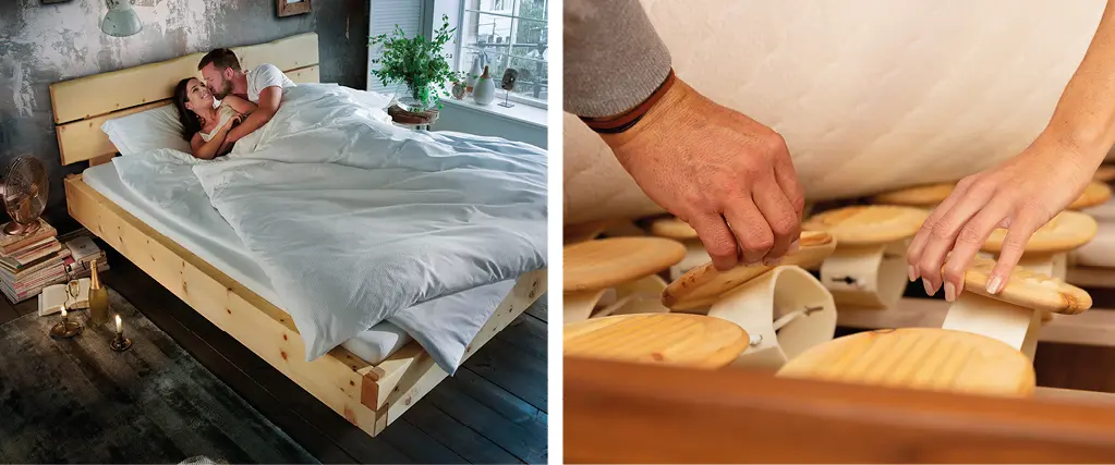 Paar liegt entspannt in einem Massivholzbett mit weißer Bettwäsche als Symbol für gesunden Schlaf, ergonomischen Lattenrost und natürlichen Schlafkomfort im Schlafzimmer